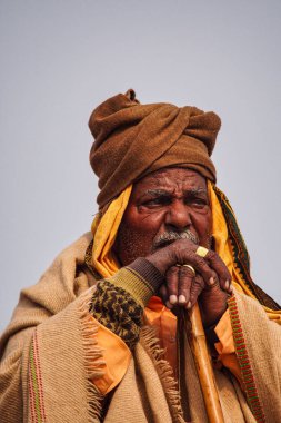 Varanasi, Hindistan - 23 Aralık 2019: Sadhu Varanasi 'deki ghatlarda, Uttar Pradesh, Hindistan' daki sofu kutsal adamlar