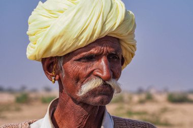 Bikaner, Hindistan - 29 Aralık 2019: Hindistan Rajasthani halkı Bikaner, Rajasthan sokaklarında ulusal giysiler içinde