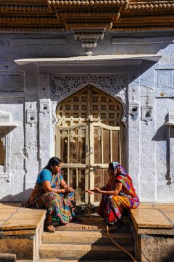 Jaisalmer, Hindistan - 29 Aralık 2019: Hint Rajasthani halkı Jaisalmer, Rajasthan sokaklarında ulusal giysiler içinde