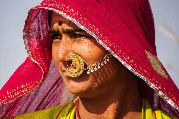 インド ジャイサルマー 2019年12月30日 ラジャスタン州ジャイサルマーの綿畑で働く美しい服を着た女性 — ストック写真