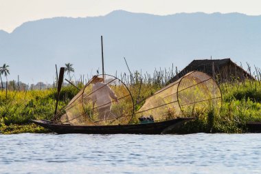 Mayanmar 'daki Inle Gölü' nde geleneksel tek bacaklı Fisher, Asya 'daki eski Burma