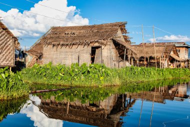 Shan, Myanmar 'daki Inle Gölü' nde tahta yüzen evler, Asya 'daki eski Burma.