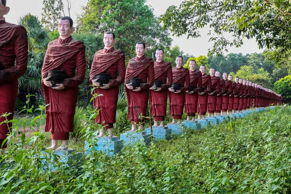 Длинный Ряд Статуй Монахов Пещере Таунг Возле Хпа Ана Мьянма — стоковое фото