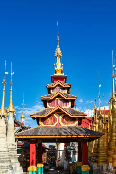 Ruínas Das Antigas Estupas Shwe Indein Pagoda Sobre Céu Azul — Fotografia de Stock