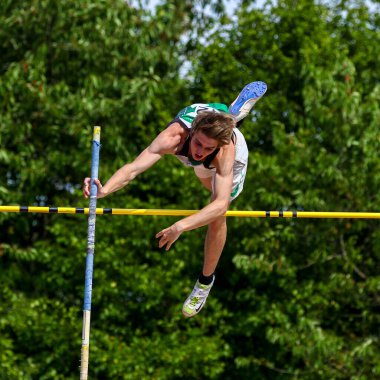 Regensburg, Almanya - 20 Temmuz 2019: Bavyera Atletizm Şampiyonası sırıkla atlama yarışı