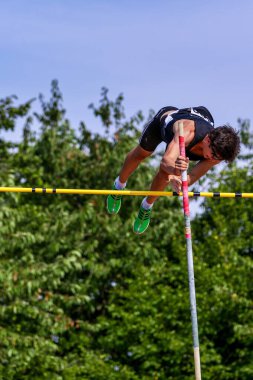 Regensburg, Almanya - 20 Temmuz 2019: Bavyera Atletizm Şampiyonası sırıkla atlama yarışı