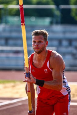 Regensburg, Almanya - 20 Temmuz 2019: Bavyera Atletizm Şampiyonası sırıkla atlama yarışı