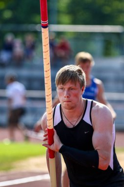 Regensburg, Almanya - 20 Temmuz 2019: Bavyera Atletizm Şampiyonası sırıkla atlama yarışı