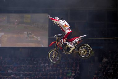 Münih, Almanya - 19 Kasım 2016: Münih Olimpiyat Salonu, Almanya 'da Supercross serisi. Supercross Serisi, Avrupa 'da kapalı mekan motokros şampiyonası..