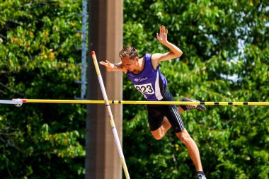 Regensburg, Almanya - 20 Temmuz 2019: Bavyera Atletizm Şampiyonası sırıkla atlama yarışı