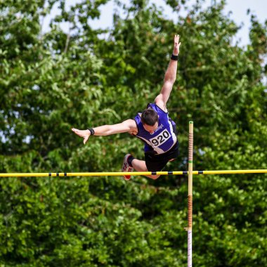 Regensburg, Almanya - 20 Temmuz 2019: Bavyera Atletizm Şampiyonası sırıkla atlama yarışı