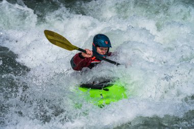 Augsburg, Almanya - 16 Haziran 2019 Whitewater kano sporu, aşırı kano sporu. Augsburg Almanya 'sında Eiskanal' da kano süren bir adam.