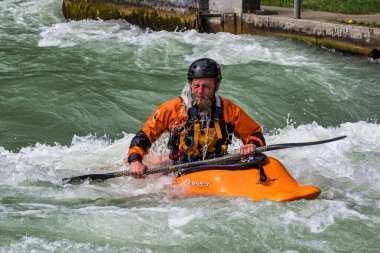 Augsburg, Almanya - 16 Haziran 2019 Whitewater kano sporu, aşırı kano sporu. Augsburg Almanya 'sında Eiskanal' da kano süren bir adam.