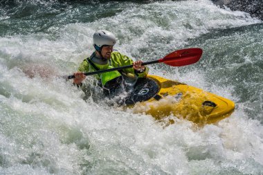 Augsburg, Almanya - 16 Haziran 2019 Whitewater kano sporu, aşırı kano sporu. Augsburg Almanya 'sında Eiskanal' da kano süren bir adam.