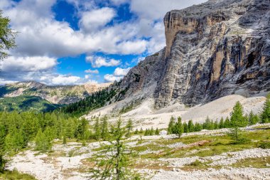 Doğu Dolomites 'teki Sasso di Santa Croce' un batı yüzünden Badia Vadisi 'ne bakan 900 metrelik dikey duvar, Güney Tyrol, İtalya