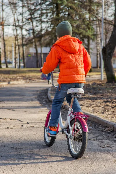 Ein Junge Auf Einem Fahrrad Fahrrad — Stockfoto