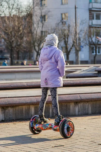 Mädchen Auf Gyroscooter Schwebebrett — Stockfoto