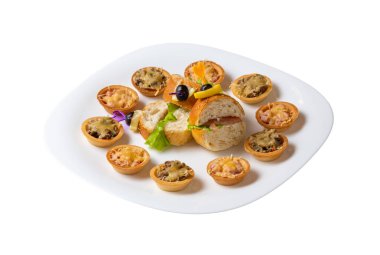 Açık büfe yemeği. Kanape, rulo ve diğer atıştırmalıklar.