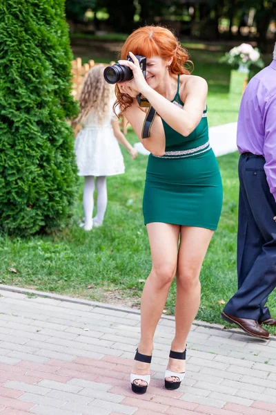 緑のドレスのセクシーな女の子が屋外で写真を撮る — ストック写真