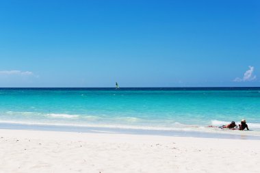 Küba 'da mavi suyu olan beyaz sahil Varadero