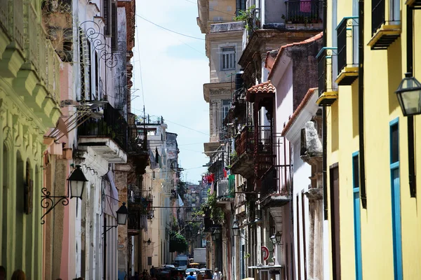 Cuba Strada dell'Avana con vecchi edifici — Foto Stock