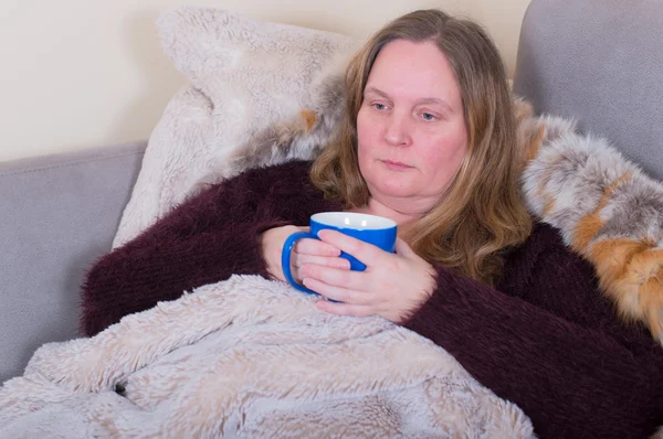 Frau hat Erkältung und Kopfschmerzen — Stockfoto