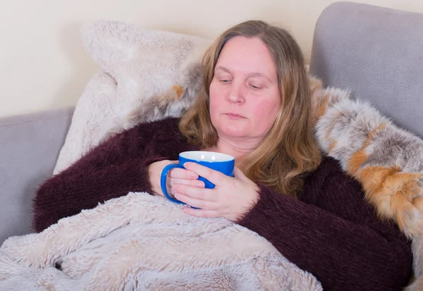 Kvinnan har en förkylning och huvudvärk — Stockfoto