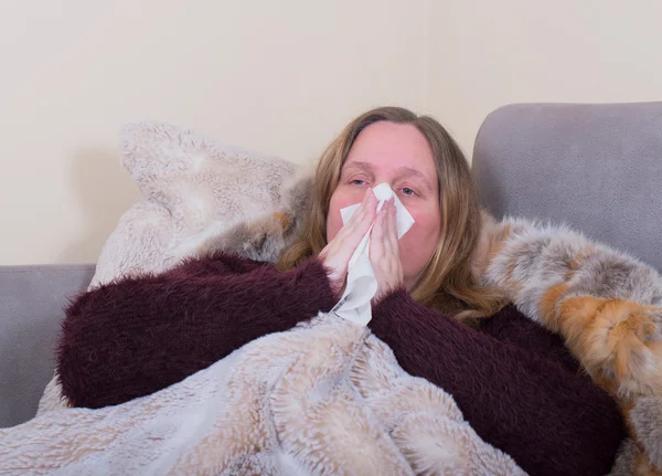Vrouw heeft een verkoudheid en hoofdpijn — Stockfoto