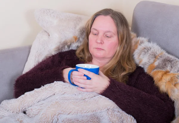 Vrouw heeft een verkoudheid en hoofdpijn — Stockfoto