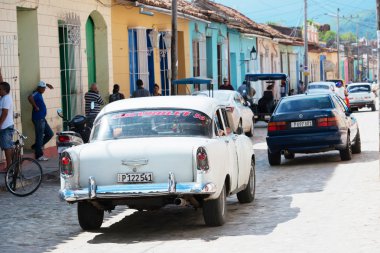 Binaları ve sokakları dar sokak