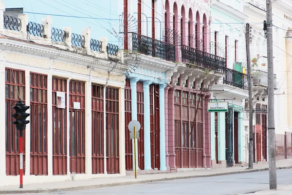 Cienfuegos, Κούβα - κτίρια και δρόμους λωρίδες — Φωτογραφία Αρχείου