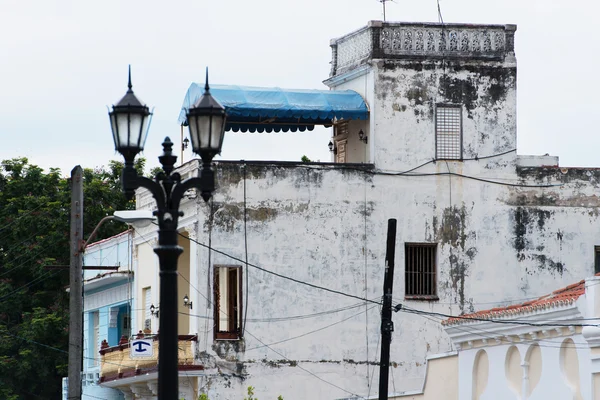 Cienfuegos, Cuba - gebouwen en straten rijstroken — Stockfoto