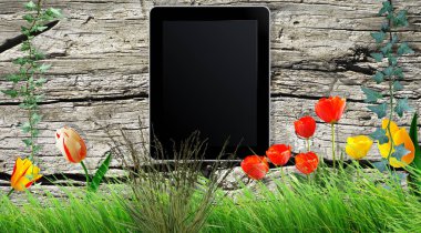 Arka plan olarak bir ahşap tahta üzerine tablet