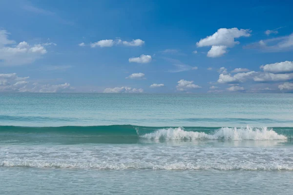 Costa atlântica com águas turquesa ao largo de Cuba — Fotografia de Stock