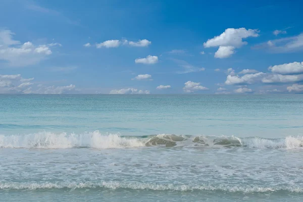 Costa atlântica com águas turquesa ao largo de Cuba — Fotografia de Stock