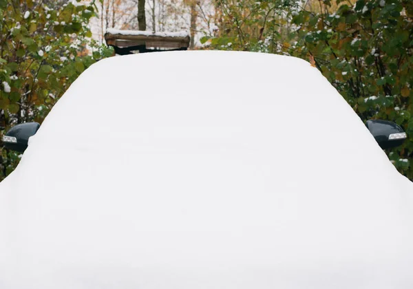 Nieve en la ventana del coche al comienzo del invierno — Foto de Stock