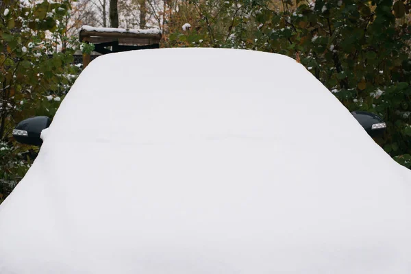 Neve sul finestrino dell'auto all'inizio dell'inverno — Foto Stock