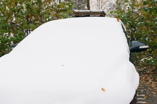 Neve sul finestrino dell'auto all'inizio dell'inverno — Foto Stock