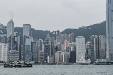 Hong Kong 17 Ekim 2016: Hong Kong smok manzarası ve Victoria Limanı Kowloon noktasından gelen alır bir fotoğraf