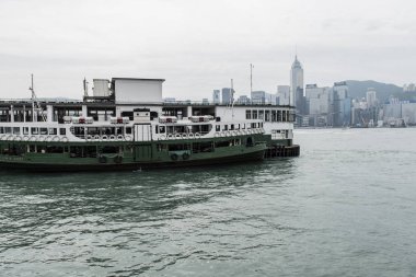 Hong Kong 17 Ekim 2016: Star Feribotu'na Viktoria Limanı iskele içinde koyar