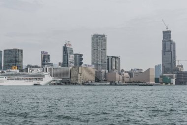 Hong Kong 17 Ekim 2016: Hong Kong smok manzarası ve Victoria Limanı Kowloon noktasından gelen alır bir fotoğraf