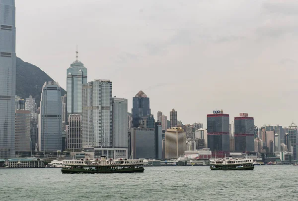 Hong Kong, 17 oktober 2016: Star Ferry legt op in de pier van de haven van Viktoria — Stockfoto