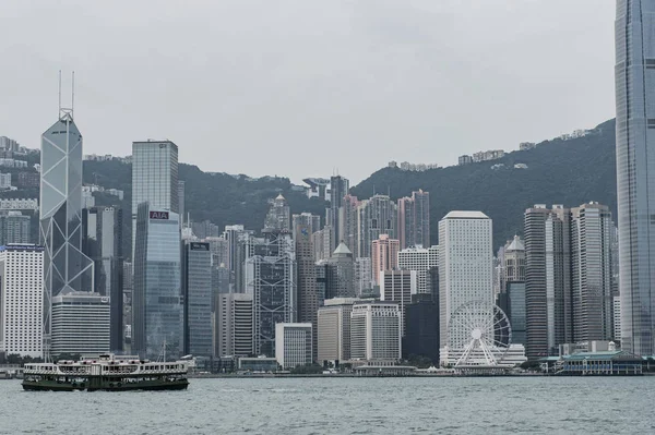 Hong Kong 17 Ekim 2016: Hong Kong smok manzarası ve Victoria Limanı Kowloon noktasından gelen alır bir fotoğraf