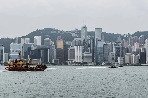 Hong Kong 17 ottobre 2016: Hong Kong smok skyline e Victoria di porto dal punto da Kowloon scatta una foto — Foto Stock