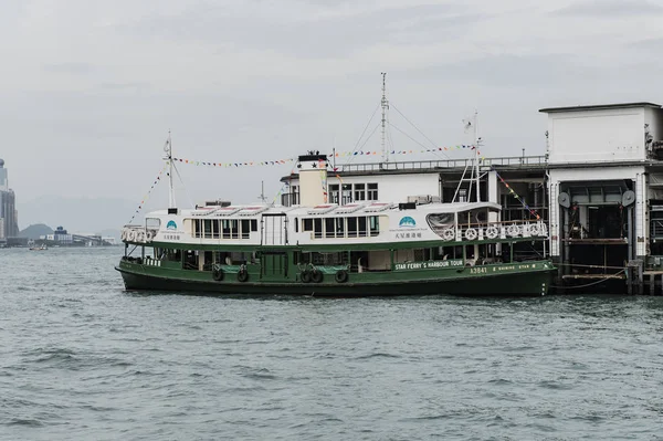 Hong Kong 17 ottobre 2016: Star Ferry si mette nel molo del porto di Viktoria — Foto Stock