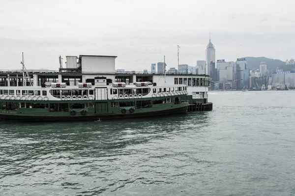 Hong Kong 17 října 2016: Star Ferry umístí molu přístavu Viktoria — Stock fotografie