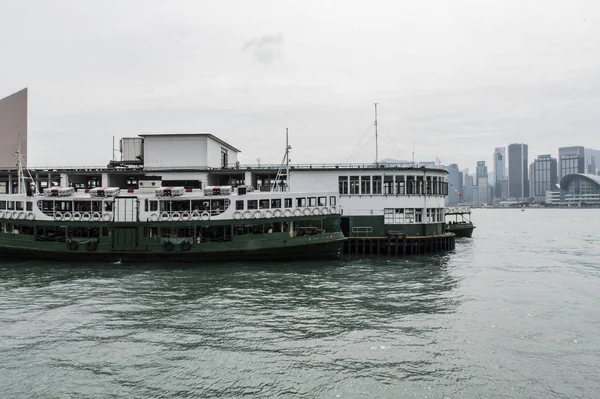 Hong Kong 17 de outubro de 2016: Star Ferry coloca no cais do porto de Viktoria — Fotografia de Stock