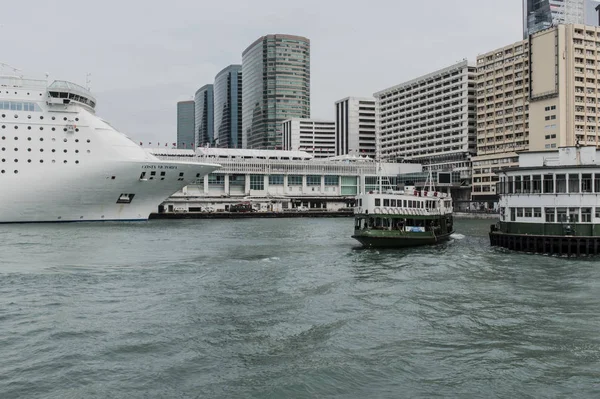 Hong Kong 17 października 2016: Star Ferry umieszcza w przystani Port Viktoria — Zdjęcie stockowe