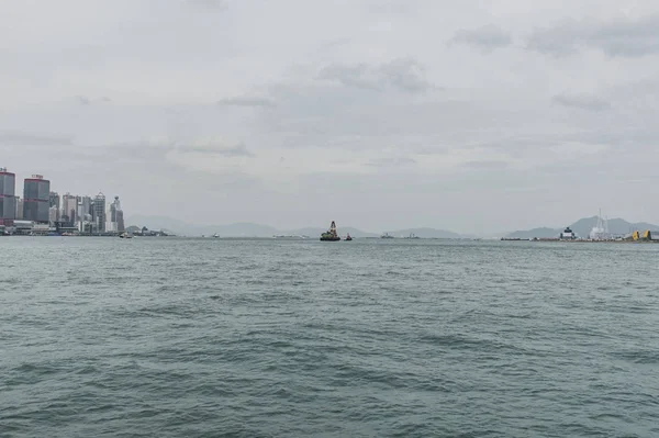 Hong Kong, 17 oktober 2016: Hongkong smok skyline en Victoria Harbour vanaf het punt van Kowloon neemt een foto — Stockfoto