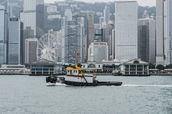 Hong Kong, 17 oktober 2016: Hongkong smok skyline en Victoria Harbour vanaf het punt van Kowloon neemt een foto — Stockfoto